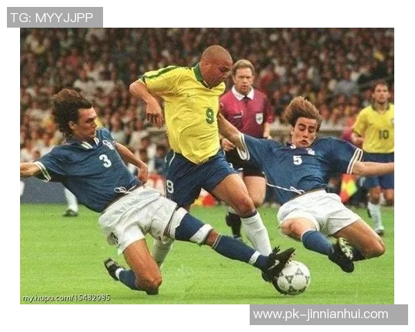 白发球星闪耀绿茵场 传奇风采再现足坛激情时刻 白发球星闪耀绿茵场 传奇风采再现足坛激情时刻